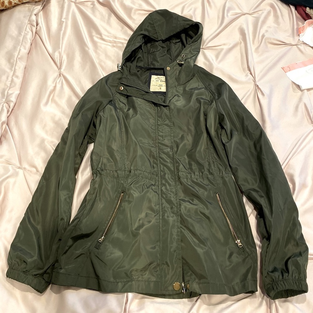 Olive Green long sleeved windbreaker. Thin